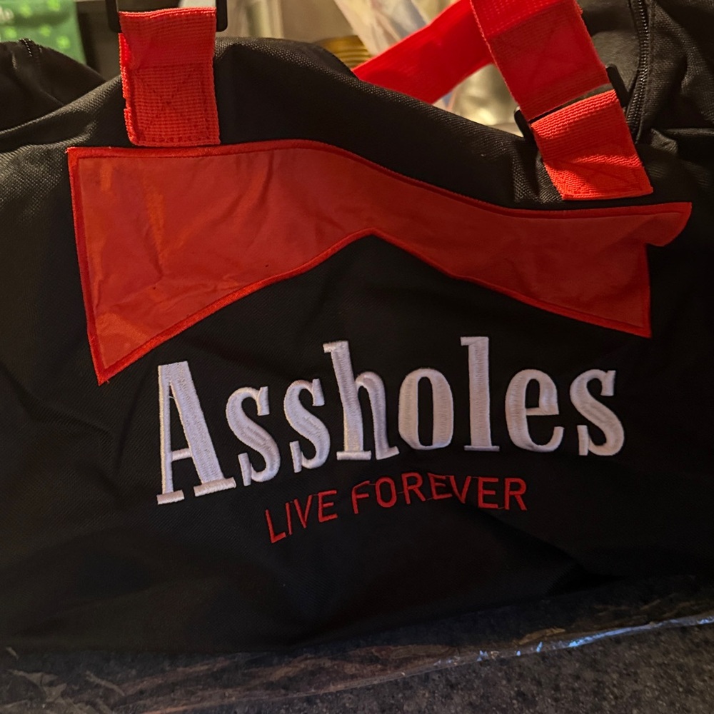 FIVE Brand new Assholes Live Forever duffle bags. - Picture 5 of 10